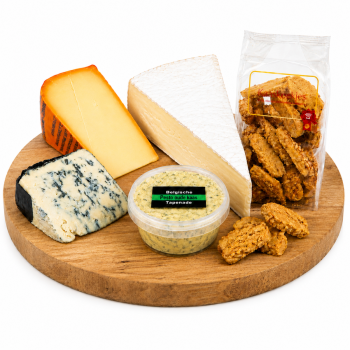 Kaasplank met Kernhem, Saint Agur, roombrie, kaaskoekjes en oude kaas pesto tapenade