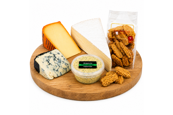 Kaasplank met Kernhem, Saint Agur, roombrie, kaaskoekjes en oude kaas pesto tapenade