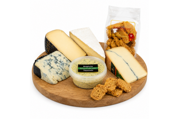 Kaasplank met Morbier, Roombrie, Trappisten, Saint Agur, kaaskoekjes en oude kaas pesto tapenade